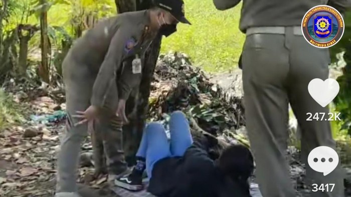 Petugas pergoki pasangan muda-mudi berduaan di Demak.