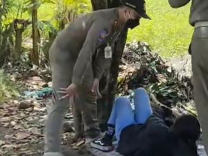 Viral Video Satpol PP Datangi Sejoli, Cowoknya Kabur Sampai Seberangi Rawa