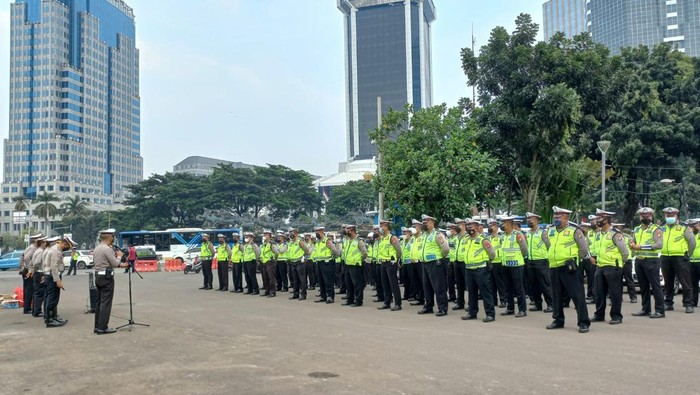 Polisi gelar apel jelang demo PA 212 di Patung Kuda (Anggi-detikcom)