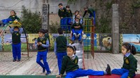 Anak-anak bermain di sekolah.