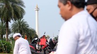 Setelah mengambil air wudu dari air mineral, mereka kemudian membentangkan terpal di jalanan.