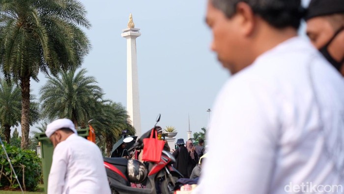 Massa PA 212 menggelar salat ashar berjamaah di kawasan Patung Kuda, Jakarta Pusat. Salat digelar di sela demo menolak penista agama.