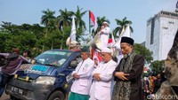 Terpal yang telah dibentangkan ke jalan digunakan mereka untuk menjadi alas salat. Ibadah salat Asar ini dilakukan setelah perwakilan massa aksi mengumandangkan azan dari atas mobil komando.