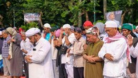 Dalam prosesi salat Asar berjemaah ini, Wakil Sekretaris Jenderal (Wasekjen) PA 212 Novel Bamukmin bertindak sebagai imam. Terlihat juga, Ketua Umum PA 212 Slamet Maarif serta petinggi PA 212 lainnya turut mengikuti salat Asar berjamaah ini.