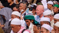 Massa berdoa seusai salat.