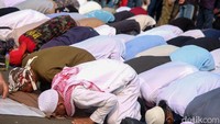 Setelah mereka menggelar salat Asar berjemaah, massa aksi akan kembali melanjutkan orasinya beserta menyampaikan tuntutannya kepada pemerintah.