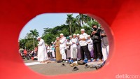 Pantauan detikcom, Jumat (25/3/2022) pukul 15.25 WIB di lokasi, orator mengimbau kepada peserta massa aksi untuk segera mengambil air wudlu sebelum melaksanakan Salat Ashar berjamaah.
