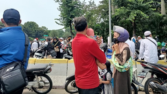 Massa aksi yang tergabung dalam Persaudaraan Alumni (PA) 212 mulai berdatangan di sekitar kawasan Patung Kuda, Jakarta Pusat (Jakpus). Seorang pria bernama Teguh (42) membawa serta istri dan dua anaknya yang masih kecil untuk ikut demo.