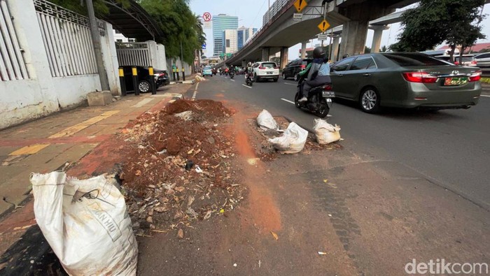 Proyek galian kabel di Jalan Gatot Subroto, Jakarta, dikeluhkan warga. Pasca proyek galian selesai, ruas jalan tersebut menjadi rusak.