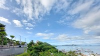 Langit yang biru, udara pagi yang masih sejuk, puluhan kapal berlabuh di pelabuhan, serta pulau-pulau yang ada di sekitar juga terlihat jelas. Sangat epik di dalam gambar!