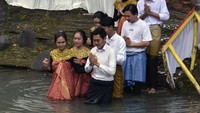 Ritual Belangiran atau mandi bersama untuk bersuci dilakukan masyarakat Lampung menjelang bulan Ramadan. (ANTARA FOTO/Ardiansyah) 