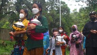 Aanak-anak membawa dandang atau tempat untuk menanak nasi menuju sumber mata air Banyu Biru dalam tradisi ritual Nadah Banyu Resik Dandang di Songgoriti, Batu, Jawa Timur, Selasa (22/3/2022). (ANTARA FOTO/Ari Bowo Sucipto)  