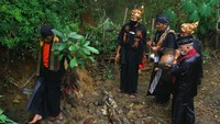 Warga menanam pohon di sumber mata air Banyu Biru dalam rangkaian tradisi ritual Nadah Banyu Resik Dandang di Songgoriti, Batu, Jawa Timur, Selasa (22/3/2022). (ANTARA FOTO/Ari Bowo Sucipto)  