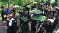 Tradisi Nadah Banyu Resik Dandang di Songgoriti tersebut dilakukan setiap setahun sekali untuk menyambut datangnya bulan suci Ramadan. (ANTARA FOTO/Ari Bowo Sucipto)