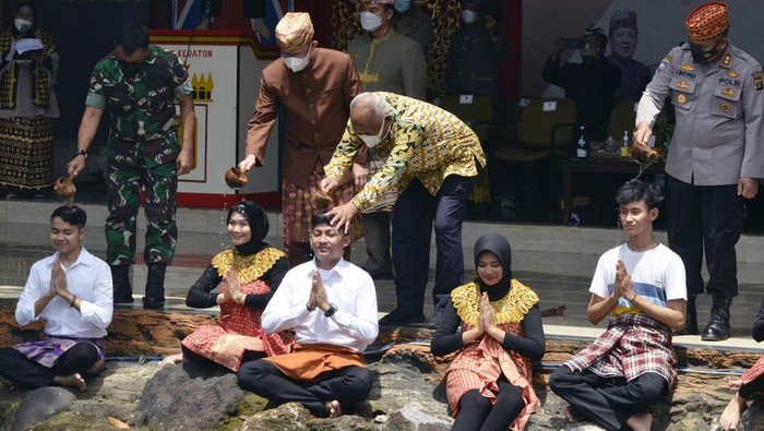 Ragam Tradisi yang Dilakukan Warga Jelang Ramadan Muda-mudi malakukan ritual Belangiran di Bandar Lampung, Lampung, Kamis (24/3/2022). Ritual Belangiran atau mandi bersama untuk bersuci dilakukan masyarakat Lampung menjelang memasuki bulan Ramadhan untuk kesucian dan keberkahan dalam melaksanakan ibadah puasa. ANTARA FOTO/Ardiansyah/rwa.