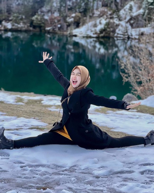 Tak hanya sekali, Ricis tampak beberapa kali memperlihatkan pose yang tak biasa dilakukan oleh orang hamil. Seperti posenya yang satu ini. Ketika tengah berlibur ke Eropa, Ricis terlihat melakukan gerakan split. Walaupun usia kandungannya kini sudah memasuki 20 minggu namun tubuh Ricis masih terlihat lentur dan fleksibel. Foto: Instagram