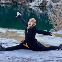 Tak hanya sekali, Ricis tampak beberapa kali memperlihatkan pose yang tak biasa dilakukan oleh orang hamil. Seperti posenya yang satu ini. Ketika tengah berlibur ke Eropa, Ricis terlihat melakukan gerakan split. Walaupun usia kandungannya kini sudah memasuki 20 minggu namun tubuh Ricis masih terlihat lentur dan fleksibel. Foto: Instagram