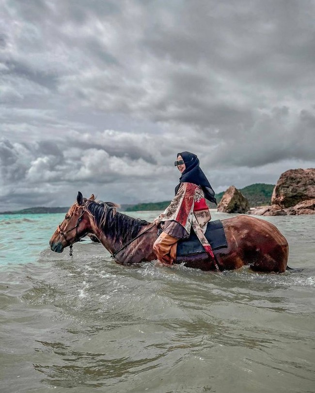   Ricis sendiri tampaknya tidak terlalu membatasi aktivitasnya selama hamil. Sebelumnya istri dari Teuku Ryan itu terlihat membagikan momen saat dirinya naik kuda di laut. Sambil tertawa, Ricis tampak sangat bahagia. Foto: Instagram