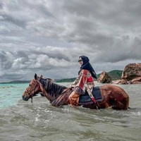   Ricis sendiri tampaknya tidak terlalu membatasi aktivitasnya selama hamil. Sebelumnya istri dari Teuku Ryan itu terlihat membagikan momen saat dirinya naik kuda di laut. Sambil tertawa, Ricis tampak sangat bahagia. Foto: Instagram