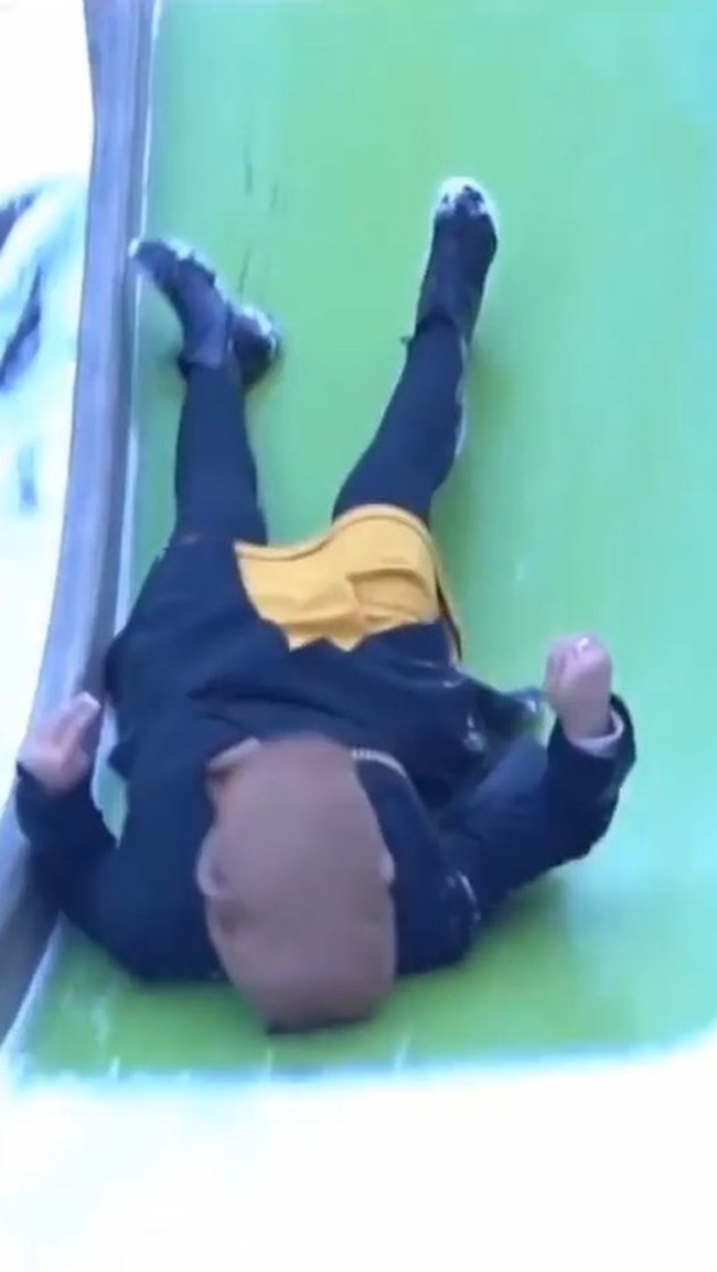 Kalau tingkah Ricis yang satu ini sih benar-benar bikin geleng-geleng kepala. Saat hamil pun Ricis masih aktif bermain perosotan, bahkan dengan posisi terbalik. Gimana menurutmu? Foto: Instagram