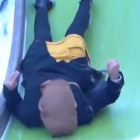 Kalau tingkah Ricis yang satu ini sih benar-benar bikin geleng-geleng kepala. Saat hamil pun Ricis masih aktif bermain perosotan, bahkan dengan posisi terbalik. Gimana menurutmu? Foto: Instagram