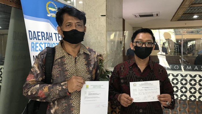 Romo Syafii dilapokran oleh Wahyu Kurnia dan kuasa hukum Tuseno ke MKD DPR RI.