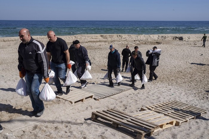 Russia Ukraine War Volunteers at a sand beach fill sandbags to defend the city, in Odesa, southern Ukraine, on Wednesday, March 23, 2022. Western officials say that Ukrainian resistance has halted much of Russia's advance. (AP Photo/Petros Giannakouris)