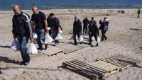 Pasir putih dari pantai Laut Hitam diangkut dengan karung untuk bertahan dari serangan Rusia. Odesa merupakan kota terpadat ketiga di Ukraina.  (AP Photo/Petros Giannakouris)