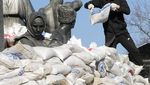 Blokade Jalan, Rakyat Ukraina Bahu-membahu Angkut Kantong Pasir