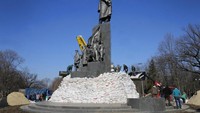 Patung perunggu Taras Shevchenko setinggi 16 meter ditutupi dengan kantong pasir untuk mengurangi kerusakan jika serangan Rusia datang, di Kharkiv, Ukraina, Kamis (24/3/2022). Patung yang dibangun pada 1935 tersebut selamat dari dentuman bom Perang Dunia II. (AP Photo/Efrem Lukatsky)