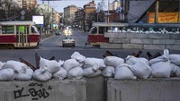 Jalanan kota Kyiv dipenuhi barikade besi dan kantong pasir. (AP Photo/Rodrigo Abd, File)