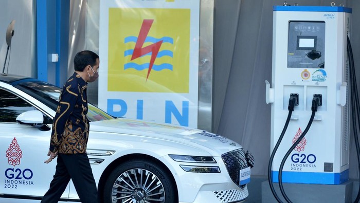 Presiden Joko Widodo (Jokowi) meresmikan Stasiun Pengisian Kendaraan Listrik Umum (SPKLU) di Bali. SPKLU ini tipe ultra fast charging pertama di RI.