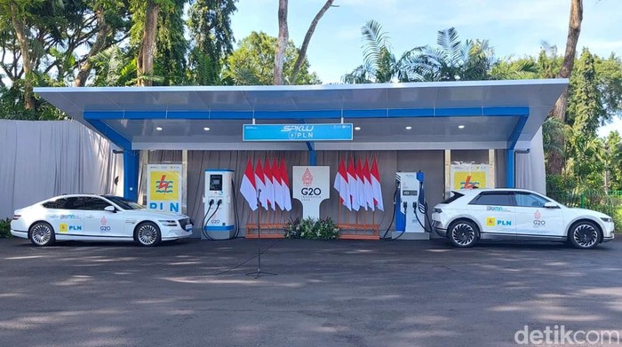 Presiden Joko Widodo (Jokowi) meresmikan Stasiun Pengisian Kendaraan Listrik Umum (SPKLU) di Bali. SPKLU ini tipe ultra fast charging pertama di RI.
