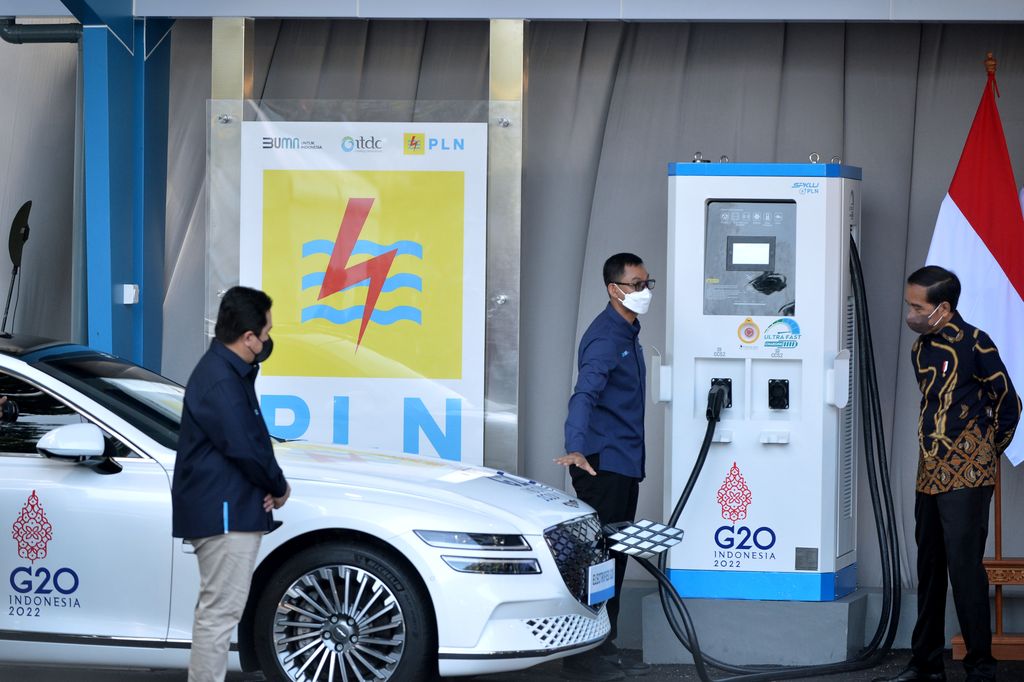 Presiden Joko Widodo (Jokowi) meresmikan Stasiun Pengisian Kendaraan Listrik Umum (SPKLU) di Bali. SPKLU ini tipe ultra fast charging pertama di RI.