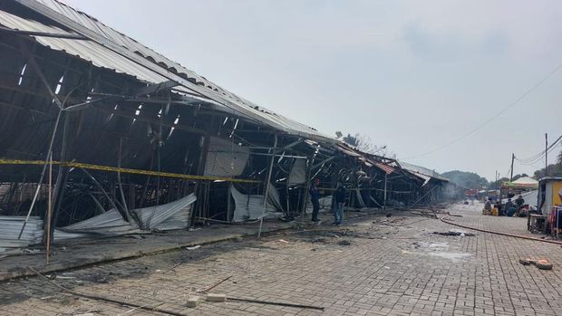 Sebanyak 45 kios  di Pasar Komplek Garuda Teluknaga, Kabupaten Tangerang, hangus terbakar. Selain itu, ada 3 orang pedagang mengalami luka bakar. (dok BPBD Kabupaten Tangerang)