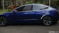 Mobil listrik Tesla Model 3 itu dibeli dari showroom Prestige Motorcars, melalui aplikasi Tokopedia. Agung Pambudhy/detikcom