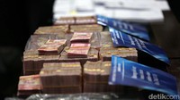 Ini tumpukan pecahan Rp 100.000 yang yang disita dari Indra Kenz.