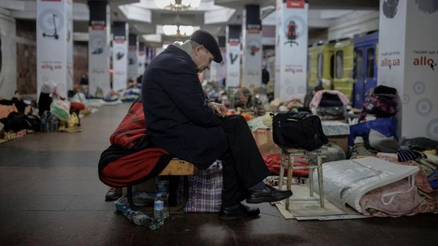 A man sits in a metro station in northern Kharkiv where he lives to shelter from shelling in his neighbourhood as Russia's attack on Ukraine continues, Ukraine, March 24, 2022. REUTERS/Thomas Peter