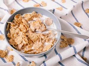 Pria Ini Makan Sereal Pakai ASI Istrinya, Dapat Ekstra Protein!