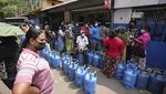 Setelah BBM Langka, Kini Warga Sri Lanka Antre LPG