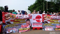 Berbagai spanduk tuntutan dibentangkan seperti meminta Menag Yaqut Cholil mundur.