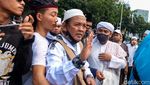 PA 212 Beraksi di Patung Kuda, Spanduk Habib Rizieq Terlihat