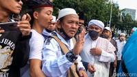 Massa PA 212 datang sambil melantunkan salawat.
