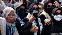 Massa terus berorasi menyuarakan tuntutannya.