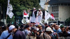 PA 212 Beraksi di Patung Kuda, Spanduk Habib Rizieq Terlihat