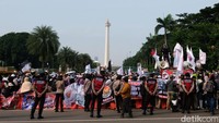 Polisi berjaga dan mengimbau PA 212 untuk tidak membuat kerumunan dengan adanya aksi tersebut.