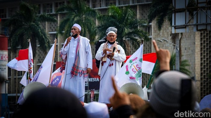 Suasana Terkini Aksi PA 212 di Patung Kuda Massa aksi yang tergabung dalam Persaudaraan Alumni (PA) 212 menggelar demo di sekitar kawasan Patung Kuda, Jakpus. Begini suasananya.