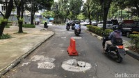 Sumur resapan yang ambles itu berada di tengah jalan.