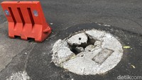 Belum diketahui sejak kapan sumur resapan tersebut ambles dan berlubang.