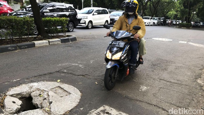 Sumur Resapan di Jalan Pattimura Ambles Pengendara melintas di jalan Pattimura, Jakarta, Jumat (25/3/2022). Nampak sebuah sumur resapan yang berada tepat di tengah jalan ambles.